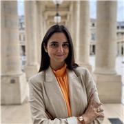 Abogada especializada en Derecho Civil y Mercantil y en Derecho Internacional de los Negocios, bilingüe en inglés y francés